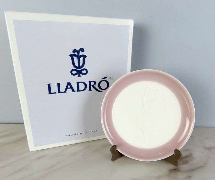 Small Lladro Collector Plate on Included Stand in Box