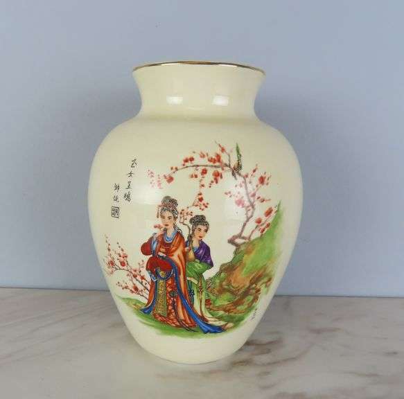 Vintage Hand Painted Chinese Porcelain Geisha Vase