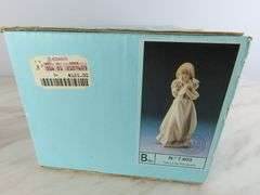 Beautiful Lladro Porcelain "Spring Bouquet" Figure in Original Box - Made in Spain