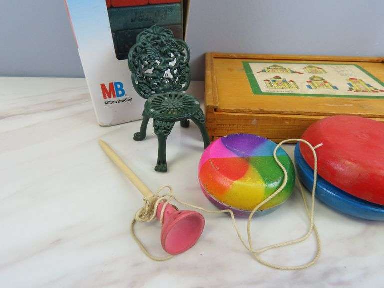 Lot of Vintage Toys with Jenga & Yoyo's