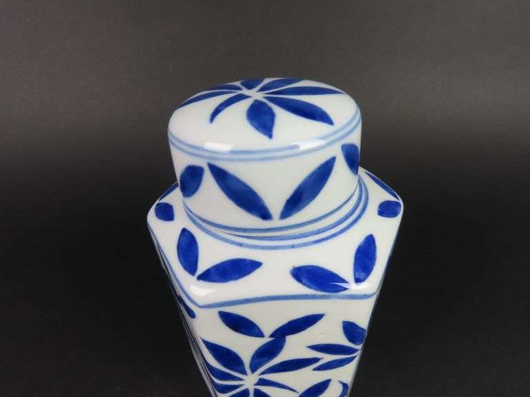 Fine Porcelain Blue & White Lidded Ginger Jar