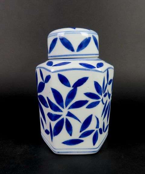 Fine Porcelain Blue & White Lidded Ginger Jar