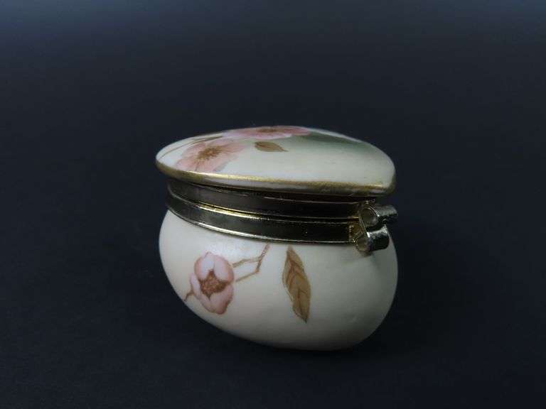 Victorian Garden Lidded "Dogwood" Trinket Box