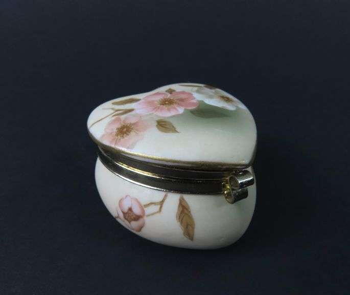 Victorian Garden Lidded "Dogwood" Trinket Box