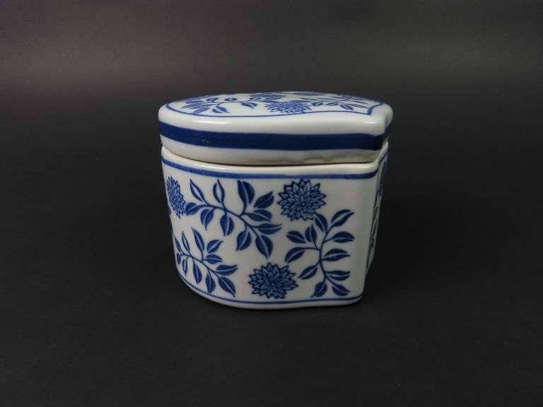 Lidded Porcelain Blue & White Trinket Box