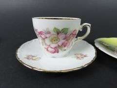 Mixed Lot of 4 Collectible Tea Cups & Saucers