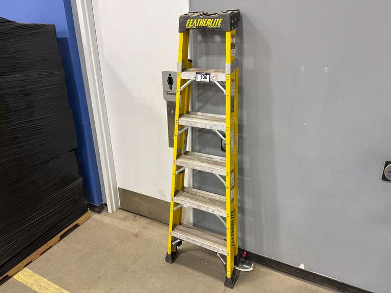Featherlite 6’ Fiberglass Step Ladder