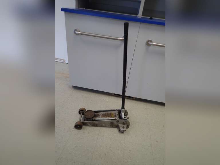 Hydraulic Floor Jack.