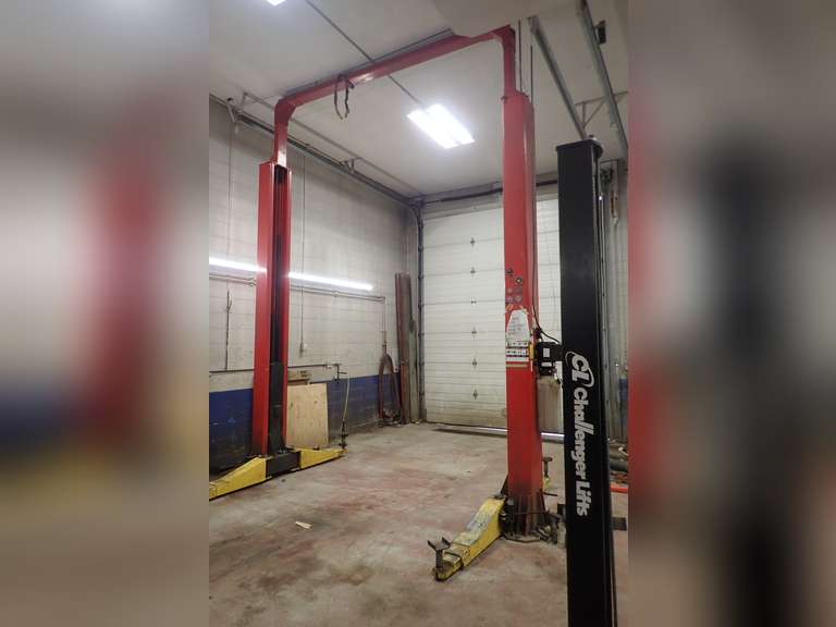 2002 Wheeltronic Ltd. 15000S16 15,000lbs Capacity 2-Post Hoist. **LOADING SPECIAL TERMS**