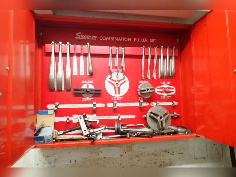 Snap-On Combination Puller Set w/Wall-Mount Cabinet.