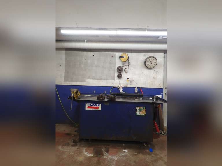 Lincoln Lube Bench w/Lincoln Hose Reel, Record 6" Vice and Retractable Electric Cord.