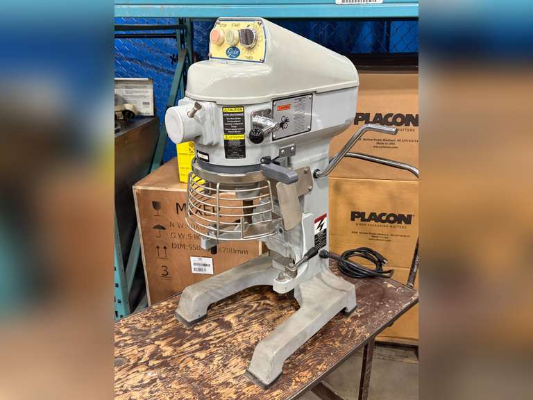 GLOBE SP10 10 QT. COMMERCIAL MIXER *NO BOWL*