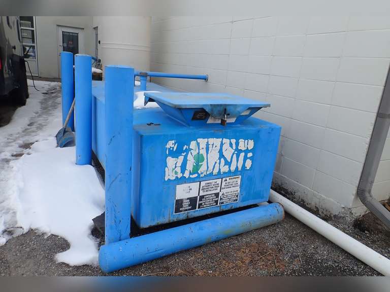 Westeel 2,250L Waste Oil Tank- NOTE: REQUIRES DISCONNECT.