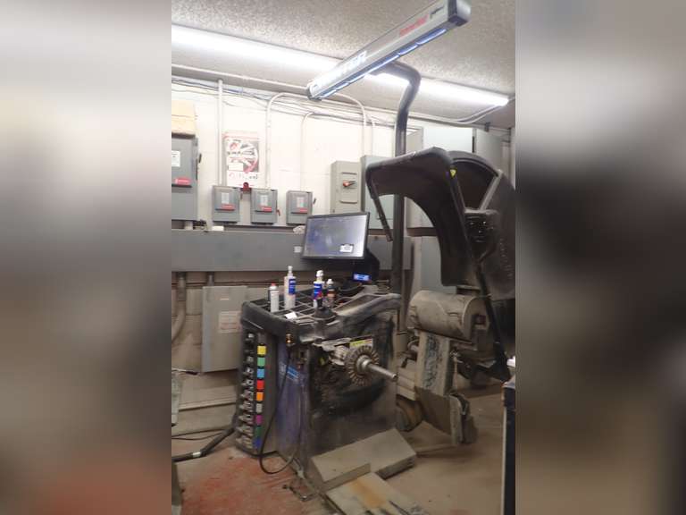 Hunter RFE Wheel Balancer w/Hunter Hammerhead TDC Laser-P/S Weight Placement Laser System.