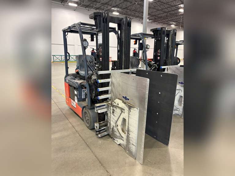 Toyota 8FBE18U 1,750lbs Capacity 48V Electric Forklift w/ Cascade 8J-CCS-68720 Carton Clamp.