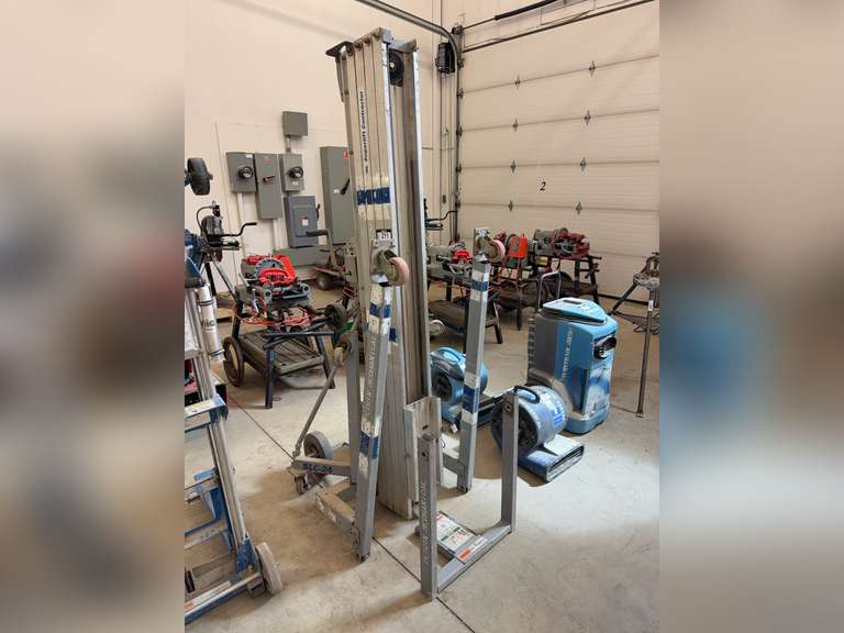 2007 Genie SLC-24 Manual Operated Lift