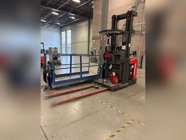 Raymond 550-OPC30TT 1,700lbs Capacity 24V Electric Order Picker, Showing 19,493hrs.