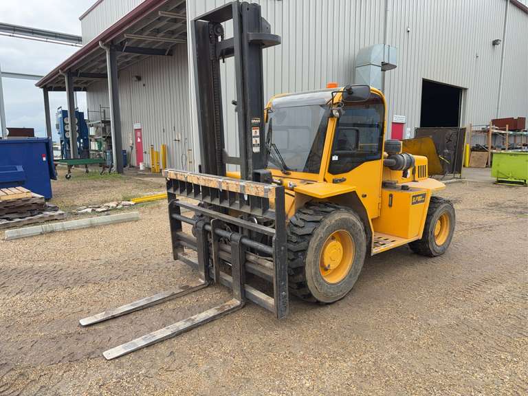 Sellick SLP80 4WD 3.823–1.135–2.753FH 8,000lb. Enclosed Cab Diesel Forklift *Cannot be removed until