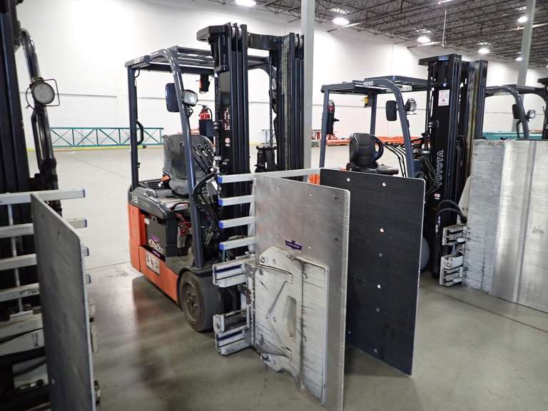 Toyota 8FBE18U 1,750lbs Capacity 48V Electric Forklift w/ Cascade 8J-CCS-68720 Carton Clamp.