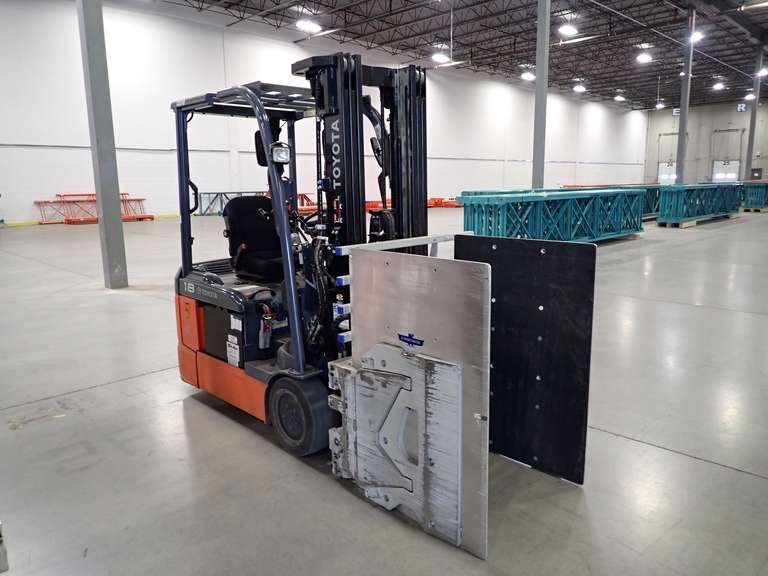 Toyota 8FBE18U 1,750lbs Capacity 48V Electric Forklift w/ Cascade 8J-CCS-2A-97718 Carton Clamp.