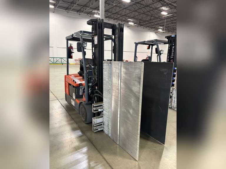 Toyota 7FBEU18 2,000lbs Capacity 48V Electric Forklift w/ Cascade 20D-CRS-221 Carton Clamp.