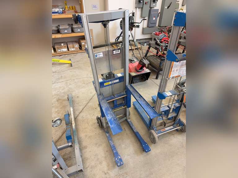 400 Lb. Manual Operated Utility Lift