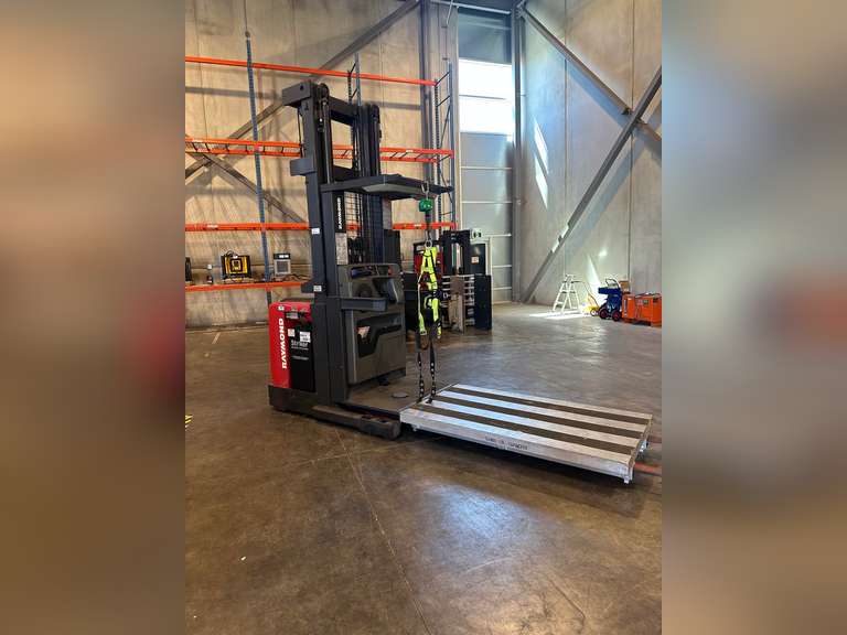 Raymond 560-OPC30TT 36-Volt Electric Order Picker with Aluminum Work Platform