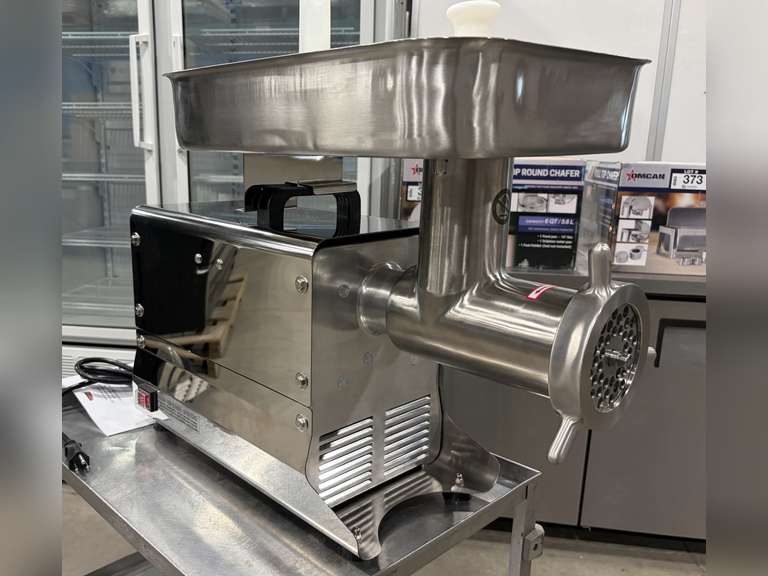 NEW #32 STAINLESS STEEL MEAT GRINDER WITH 1.5 HP MOTOR, OMCAN 48888