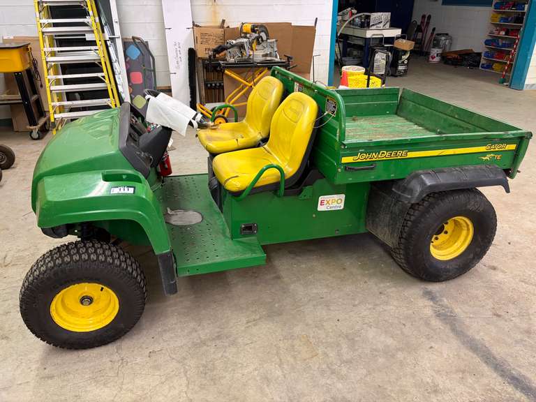 JOHN DEERE GATOR TE 2WD ELECTRIC UTILITY VEHICLE *BROKEN AXLE*, 2,253 HOURS SHOWING *NO CHARGER*
