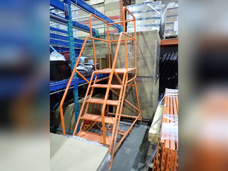 Mobile 6-Stair Warehouse Stairs.