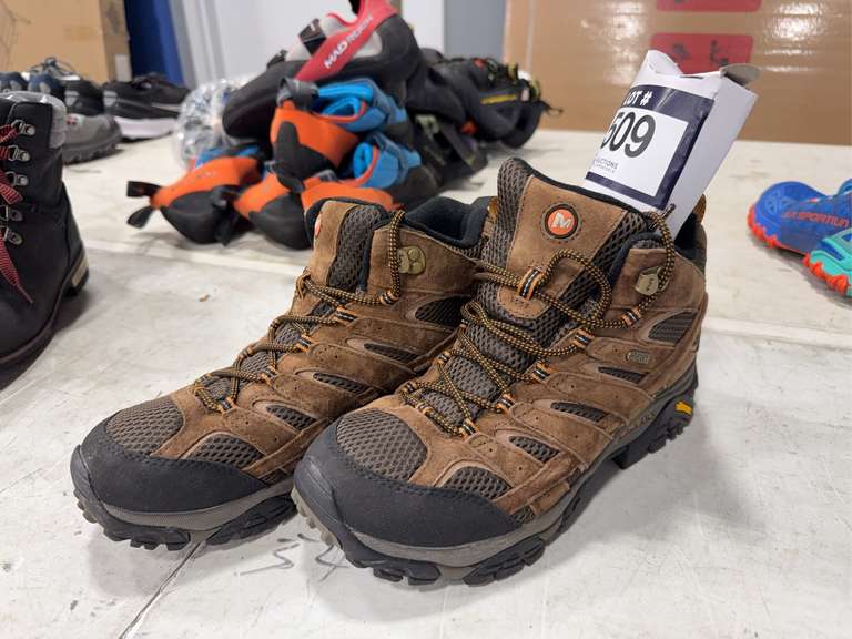 (1) Pair of Merrell J06051 Boots, Size 9.5