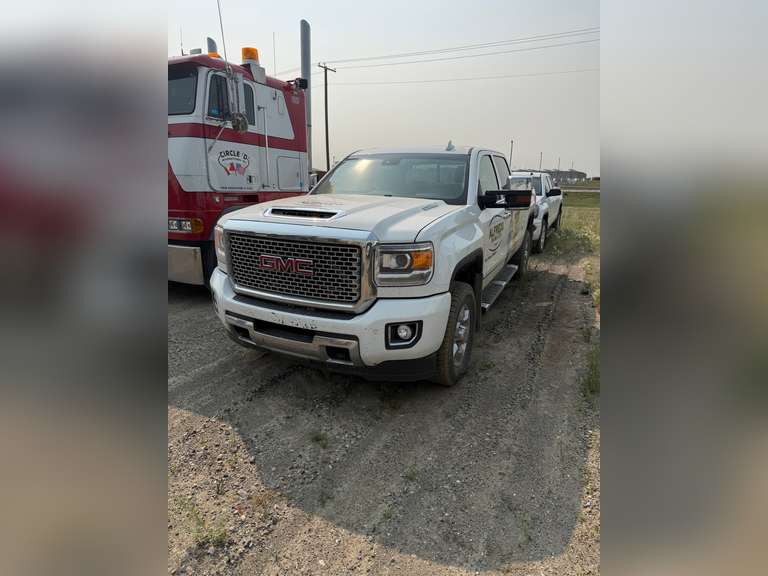 2017 GMC Sierra 3500 Denali Crew Cab 4x4 Pickup Truck. Showing 323,322kms. VIN 1GT42YEYXHF196188.