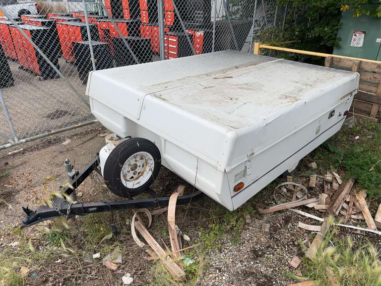 1996 1996 Fleetwood Laredo Tent Trailer VIN#: 4CE670D19T7293573 *Damaged Roof* Fleetwood Laredo S/A