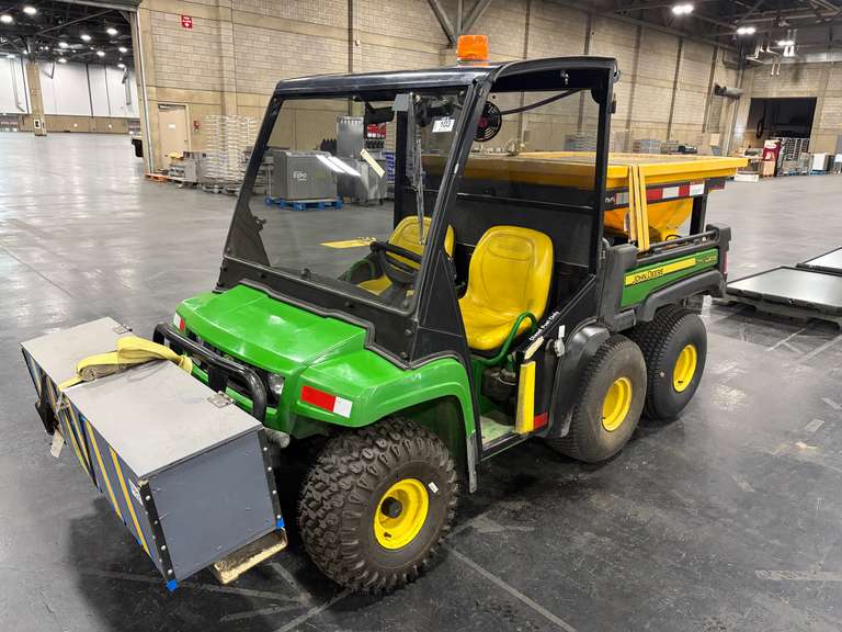 2015 JOHN DEERE TH GATOR UTILITY VEHICLE WITH SNOWEX VEE PRO 3000 SPREADER, 772 HOURS SHOWING, PIN#: 1M06X4DDLGM110181