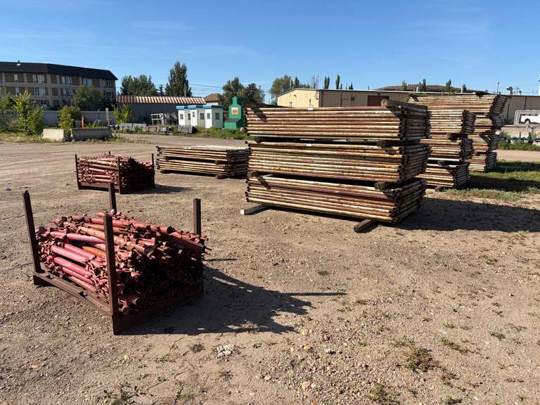 LOT OF APPROX. (100) 9' X 5' PIG STEEL PANELS, (25) GATES & (2) CRATES OF POLES. *POLE CRATES NOT IN