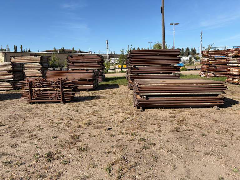 LOT OF APPROX. (120) 9.5' X 7' HORSE BOX STALL PANELS, (60) GATES & CRATE OF POLES. *POLE CRATE NOT