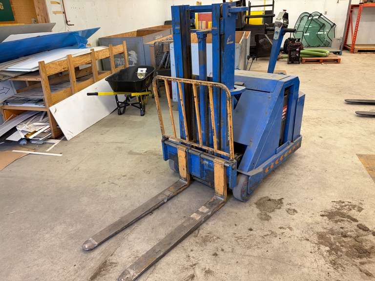 BLUE GIANT LT90W20 2,000 LB ELECTRIC WALKIE STACKER WITH BATTERY CHARGER, 632 HOURS SHOWING