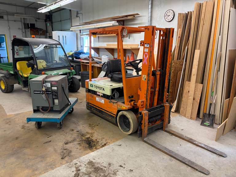 1988 TOYOTA 2FBE15 3-WHEEL ELECTRIC FORKLIFT WITH 48V HOBART CHARGER, 3,071 HOURS SHOWING
