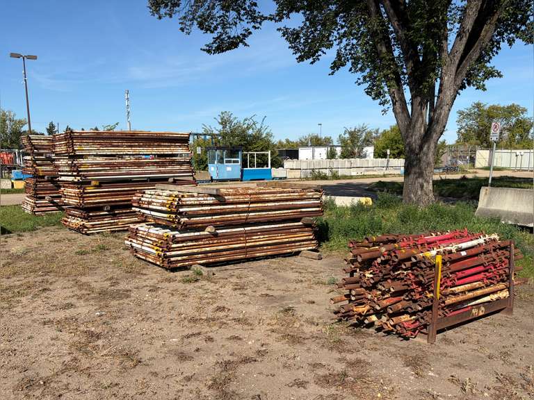 LOT OF APPROX. (100) 9.5' X 5' STEEL CATTLE PANELS WITH CONNECTING POLES *POLE CRATE NOT INCLUDED*