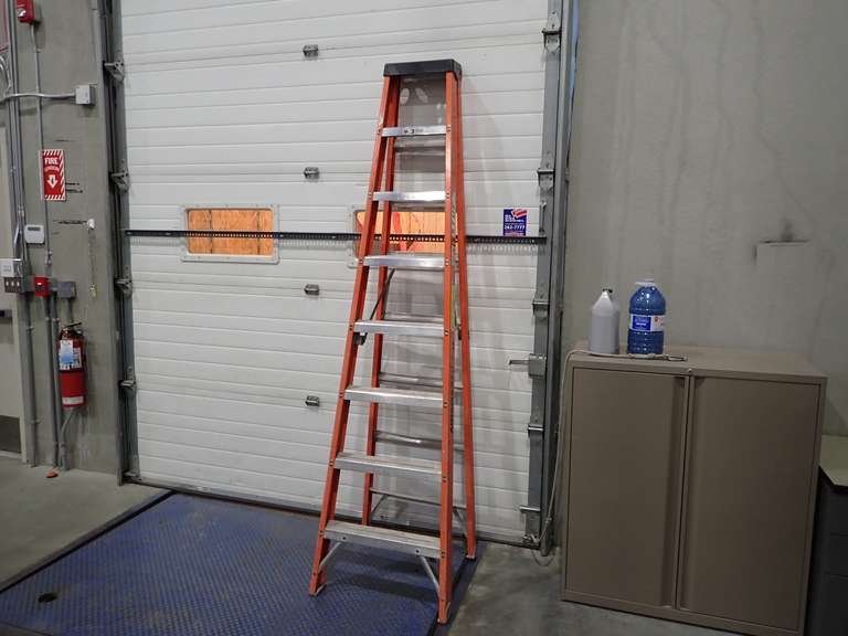 Sturdy 8' Fiberglass/Aluminum Step Ladder.