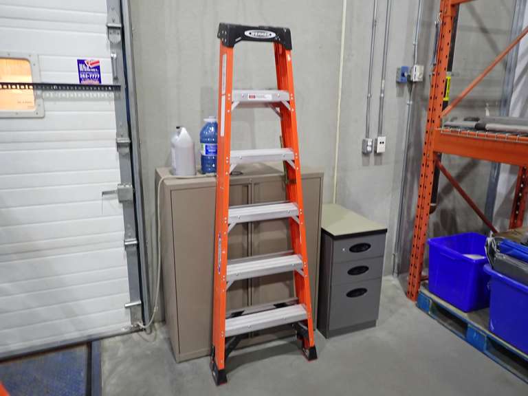 Werner 6' Fiberglass/Aluminum Step Ladder.
