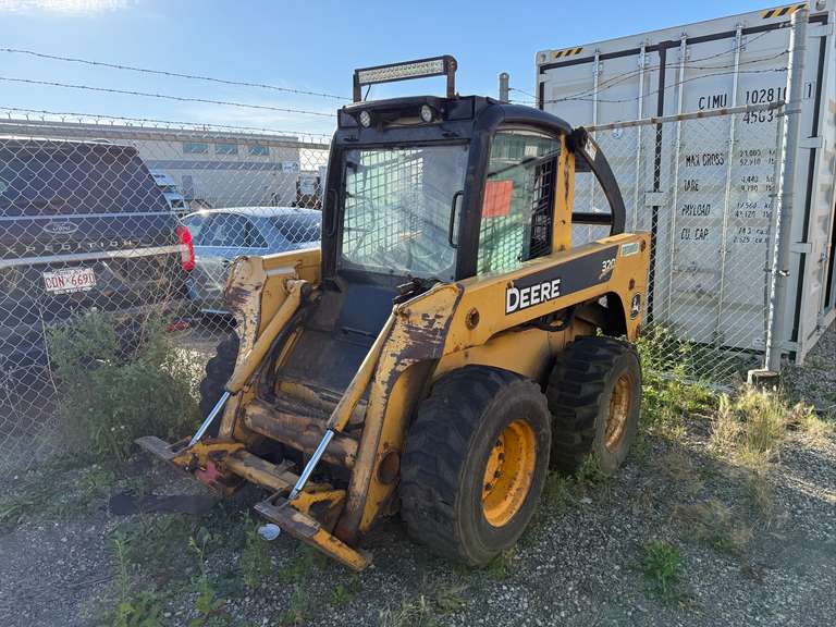 John Deere 320 Skid Steer w/ Pallet Forks