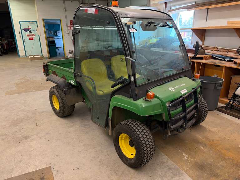JOHN DEERE TX GATOR UTILITY VEHICLE WITH ENCLOSED CAB