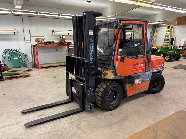 TOYOTA 02-5FG35 8,000 LB LPG FORKLIFT. 7,428 HOURS SHOWING