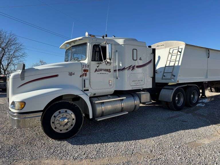 1999 International Eagle Sleeper Truck