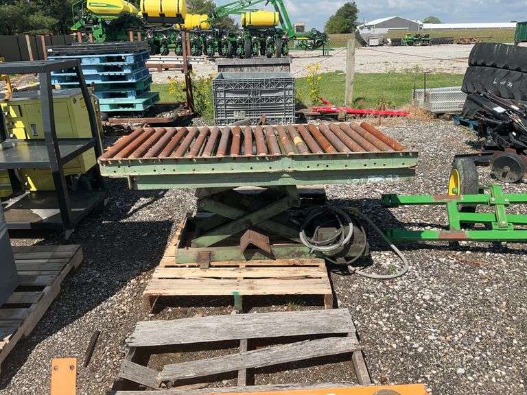 Industrial lift table