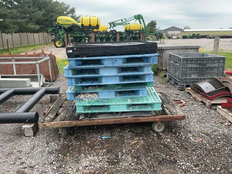 Trolly with 7 plastic pallets
