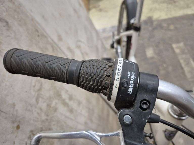 Multiple Speed Bike with CF Front Suspension (CCM Nevada 26FS Comfort)