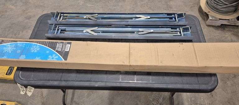 Extendable Roof Rake & 2 Foldable Saw Horses