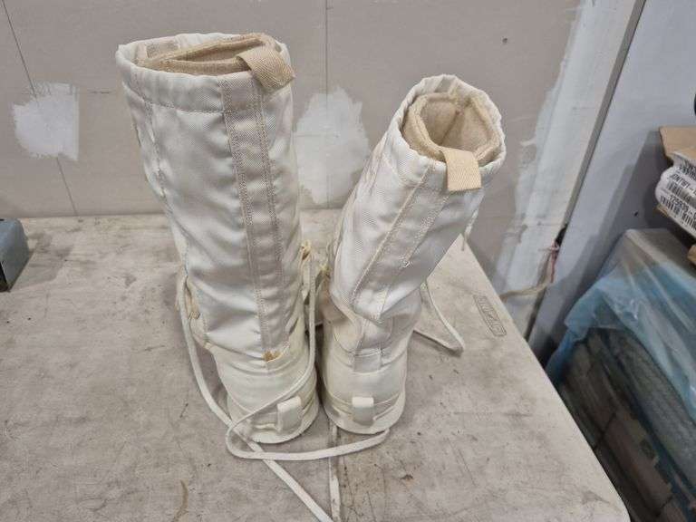 Pair of Felt Lined Winter Boots (Possibly Men's Size 6)